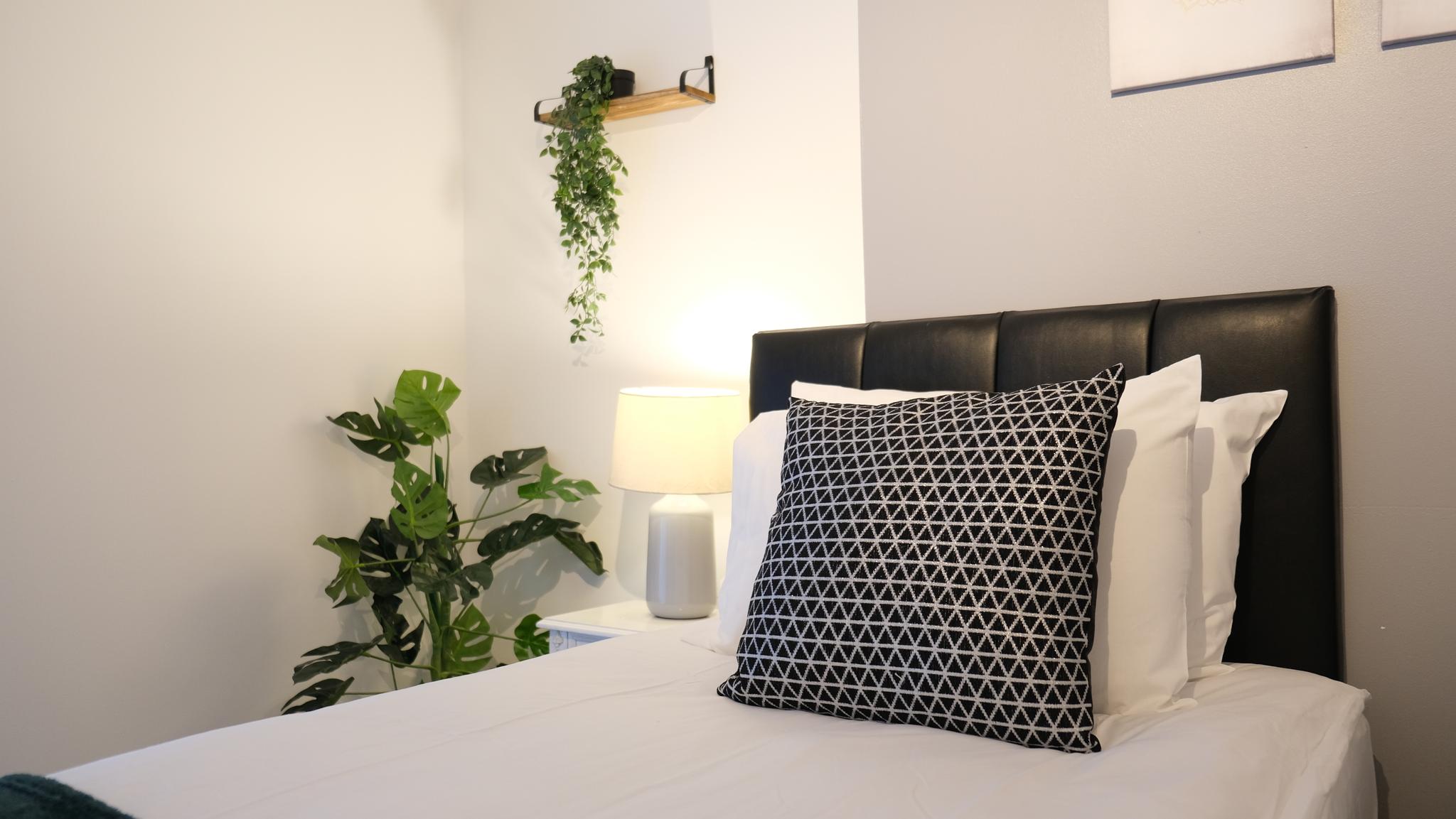 Modern 2-Bed Flat, Bedford6