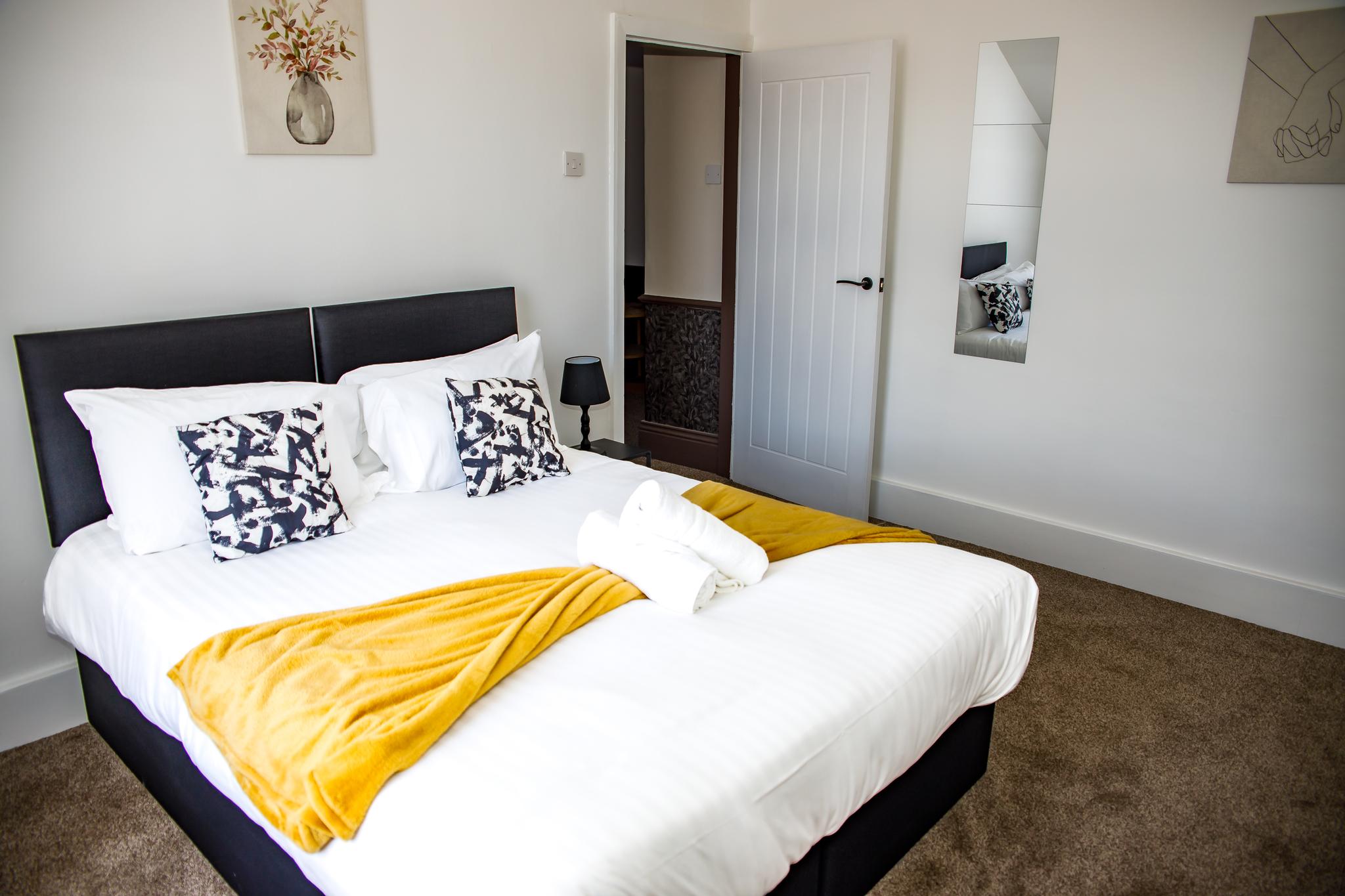 Spacious 4-Bed | Parking | Wi-Fi5