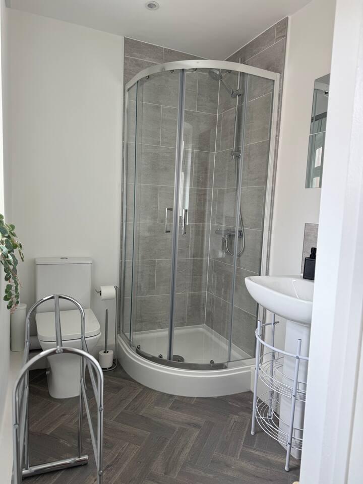 Huge 5 Bed | Secure Parking | Contractors welcome5